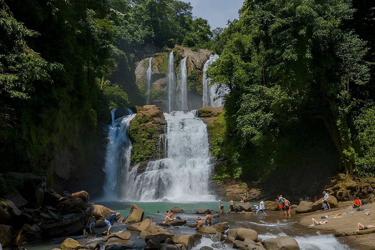 COSTA RICA HOLIDAYS